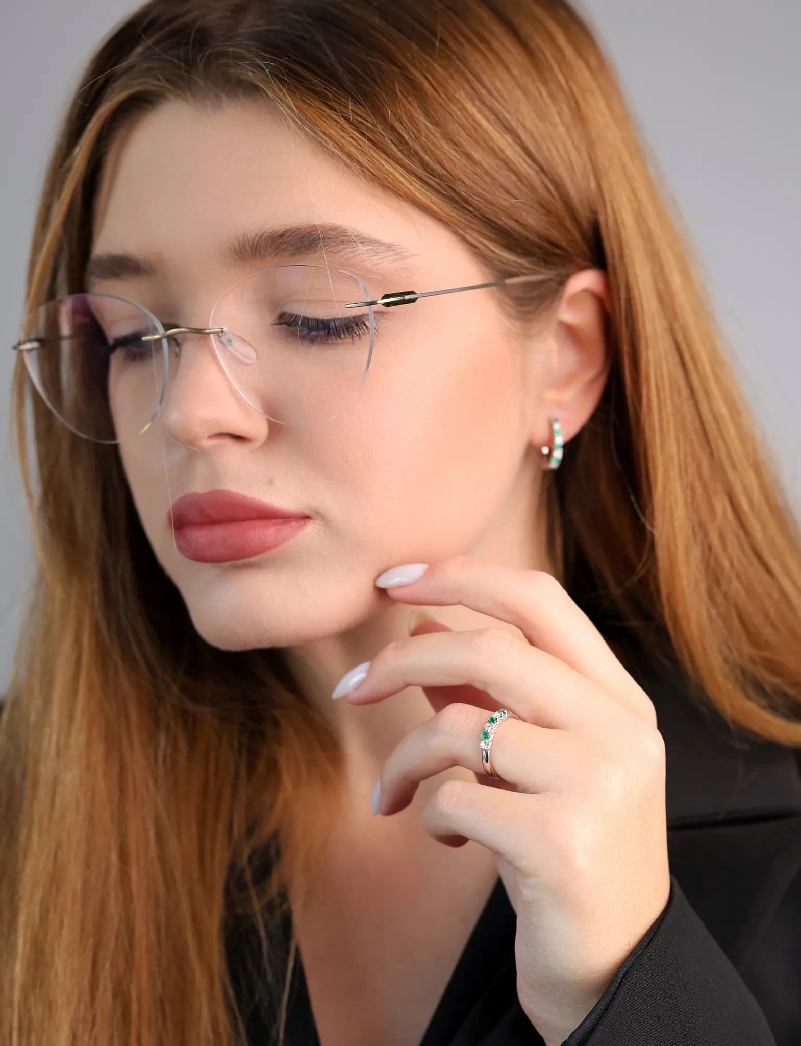 Перстень зі смарагдами та діамантами з білого золота Wave 02 R2 3,0mm em, фото 6