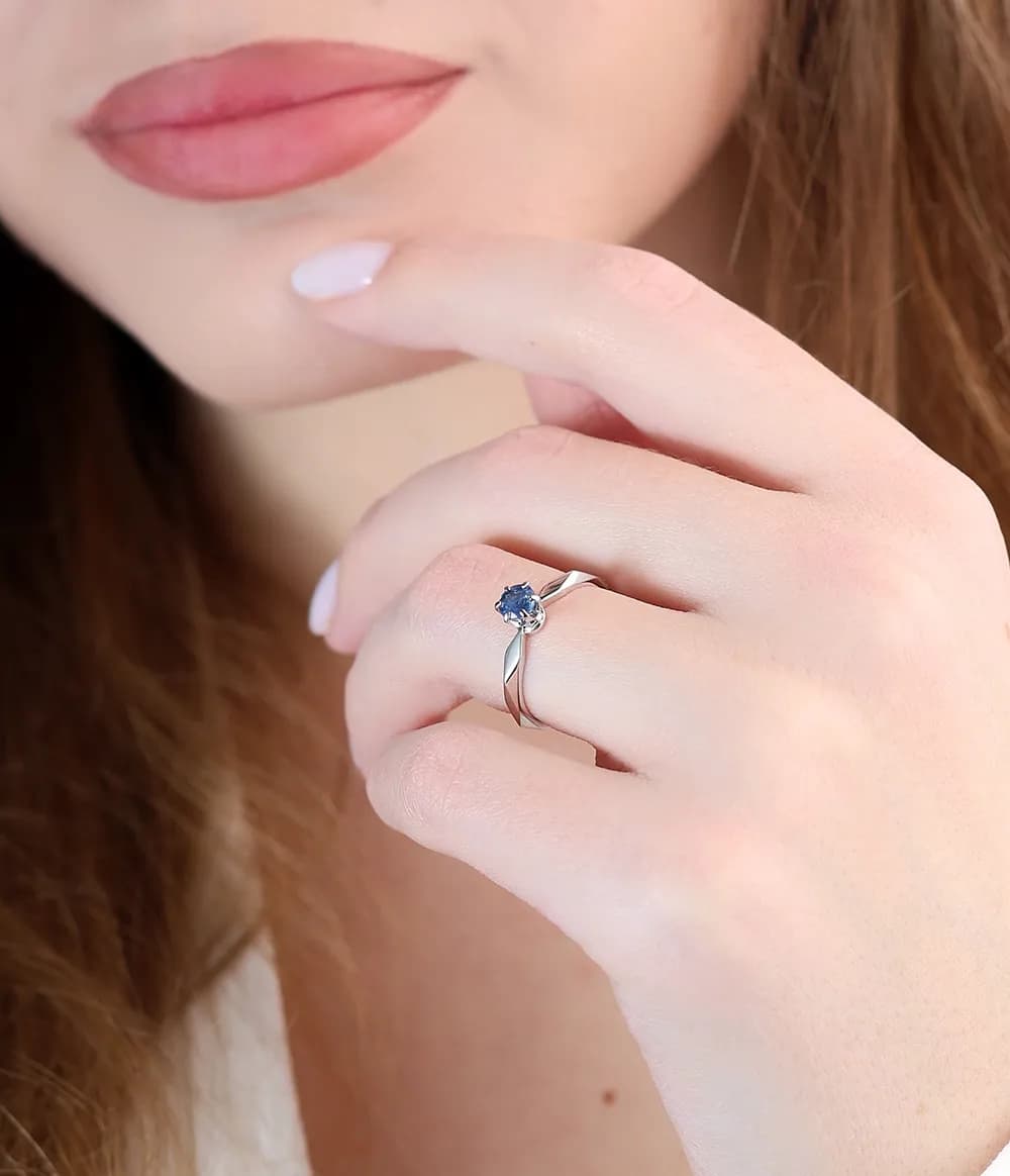 Каблучка з сапфіром з білого золота Грані кохання R2 sap d5,0