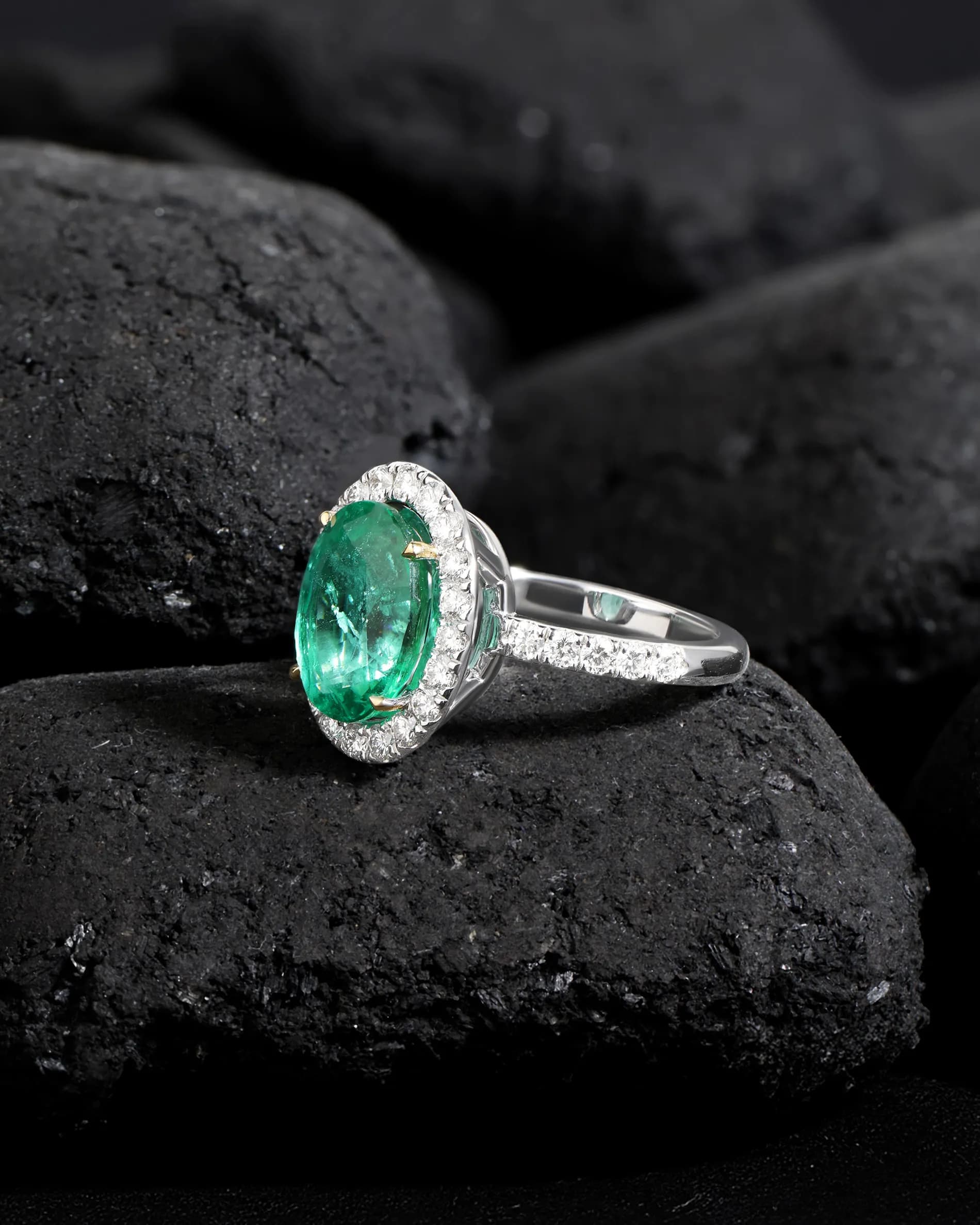 Каблучка з натуральним смарагдом з білого золота Royal Emerald R29 18k