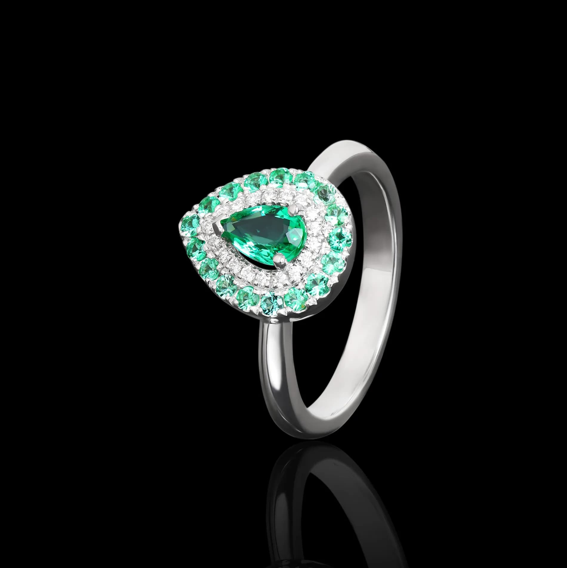 Каблучка з натуральним смарагдом з білого золота First Love R22 Em