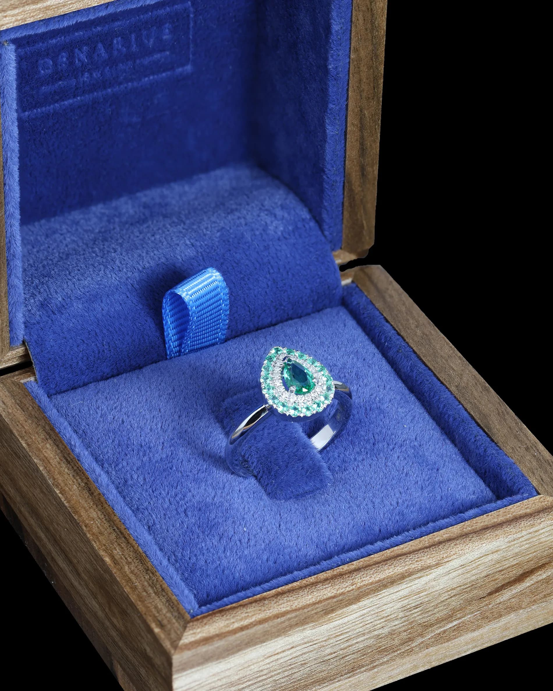 Каблучка з натуральним смарагдом з білого золота First Love R22 Em