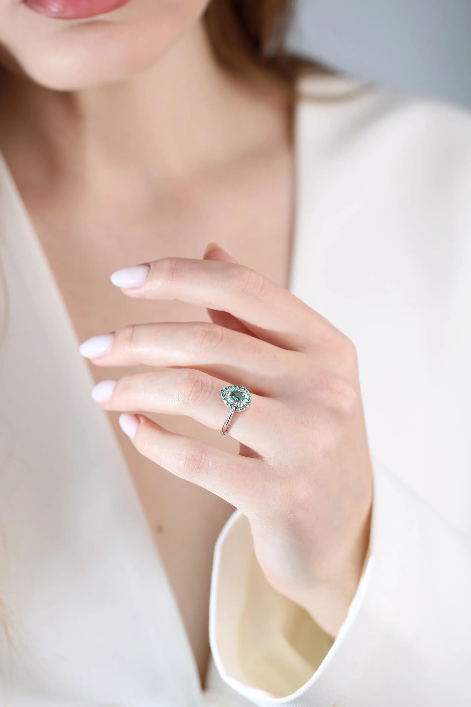 Каблучка з натуральним смарагдом з білого золота First Love R22 Em