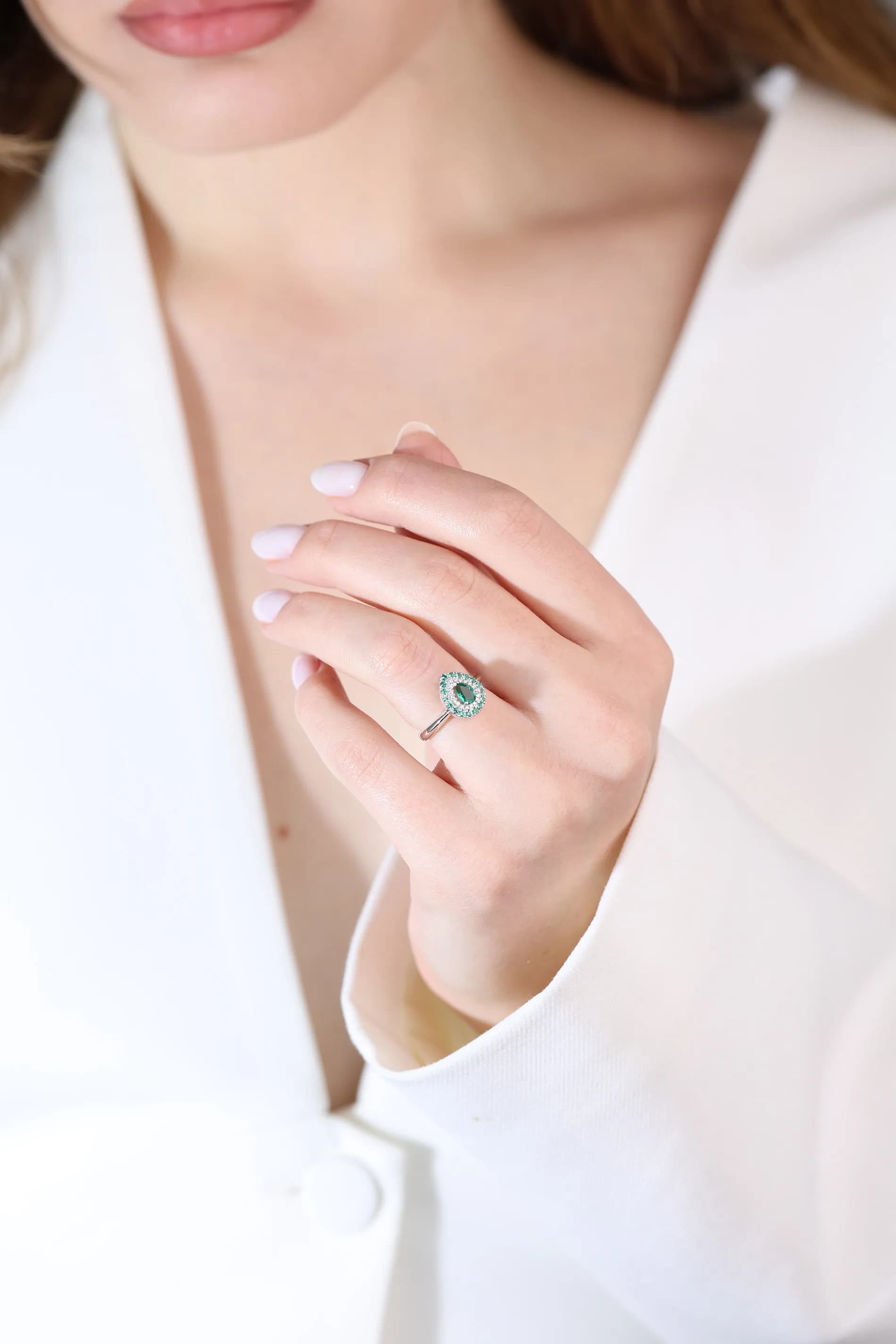 Каблучка з натуральним смарагдом з білого золота First Love R22 Em