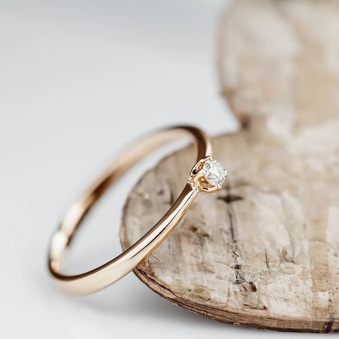 Каблучка з діамантом "Princess" з червоного золота 113-0201 (17,5)