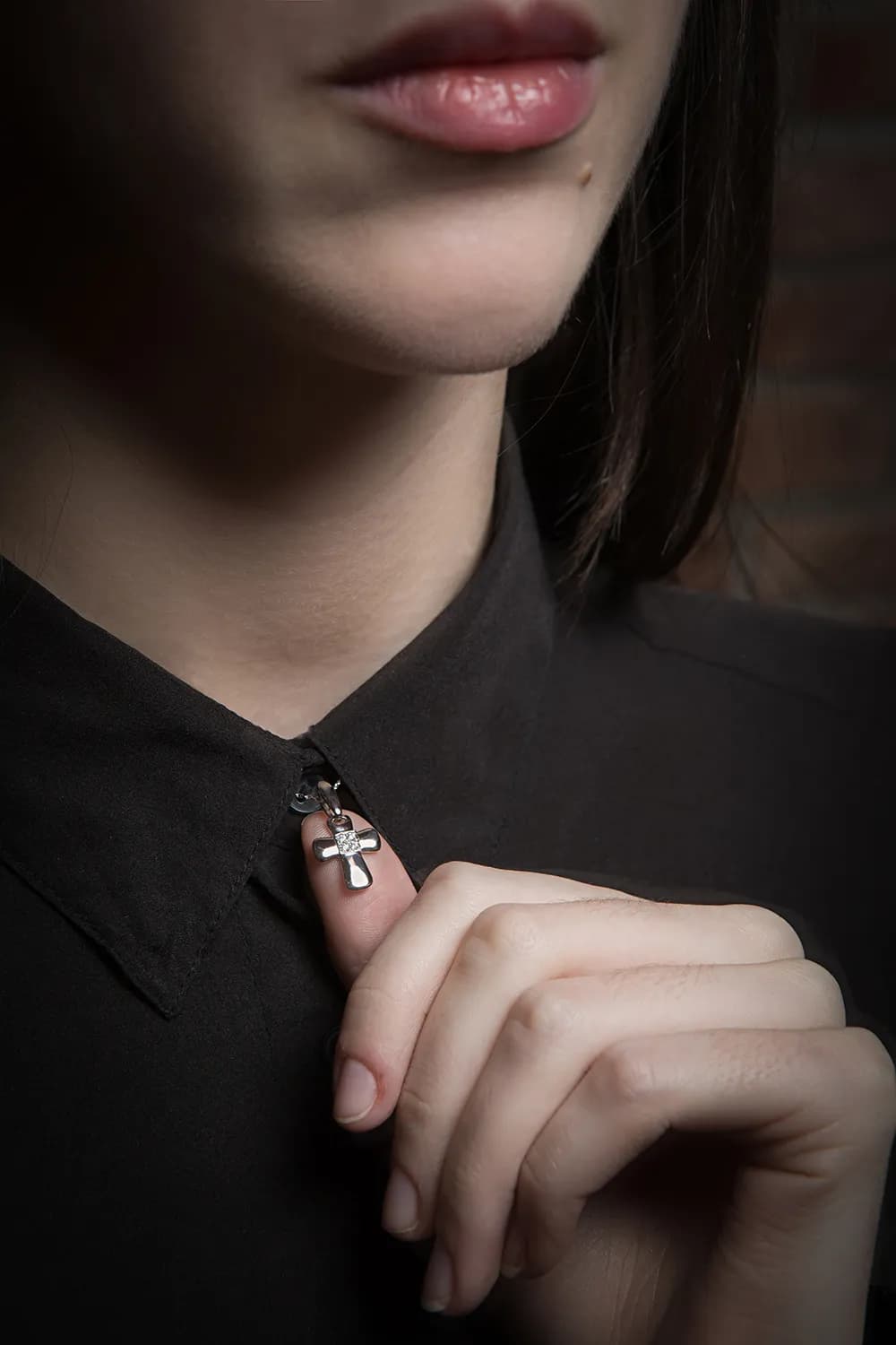 Хрестик з діамантами з червоного золота 125-0818