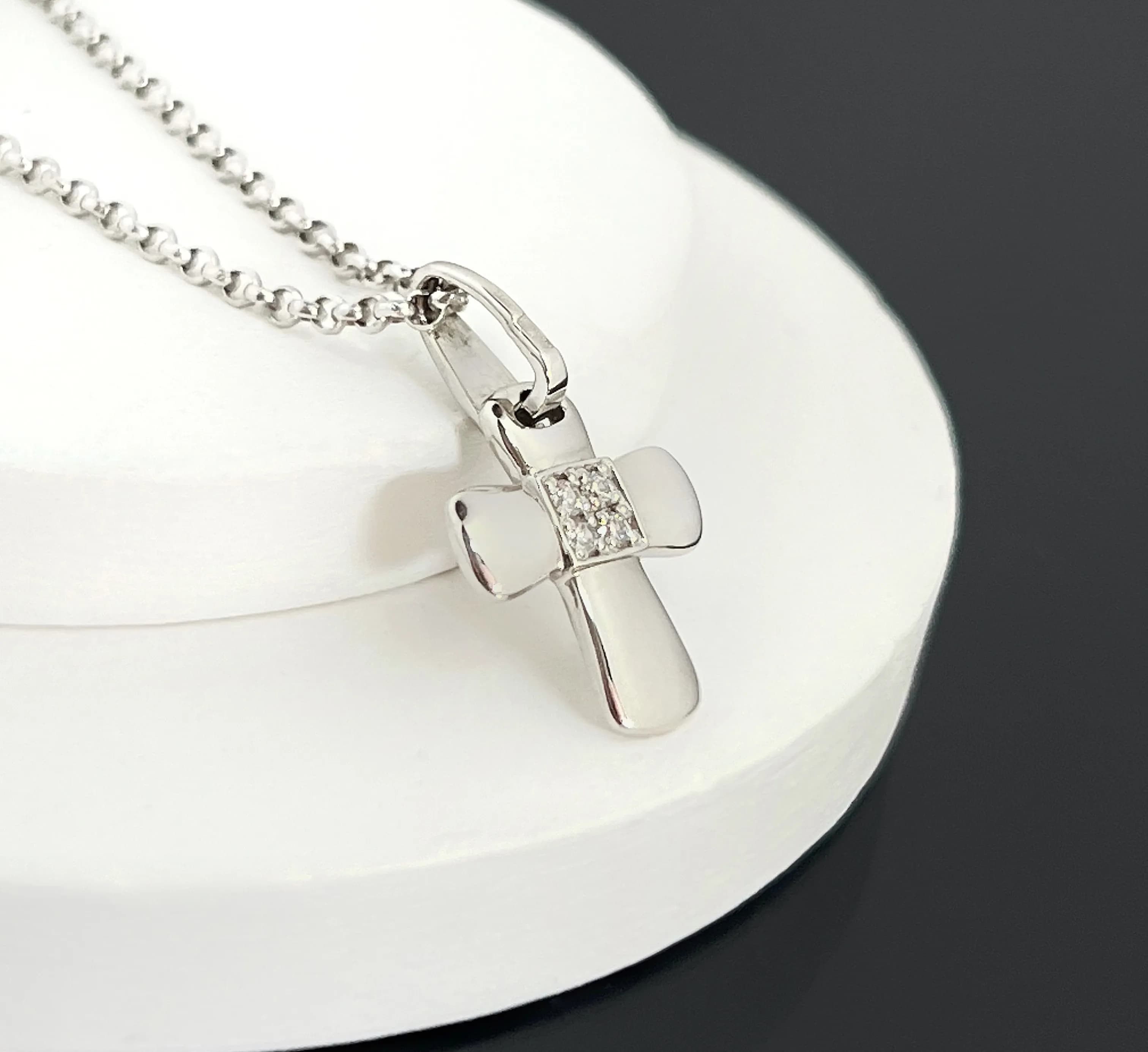 Хрестик з куб. цирконієм з білого золота 265-0818