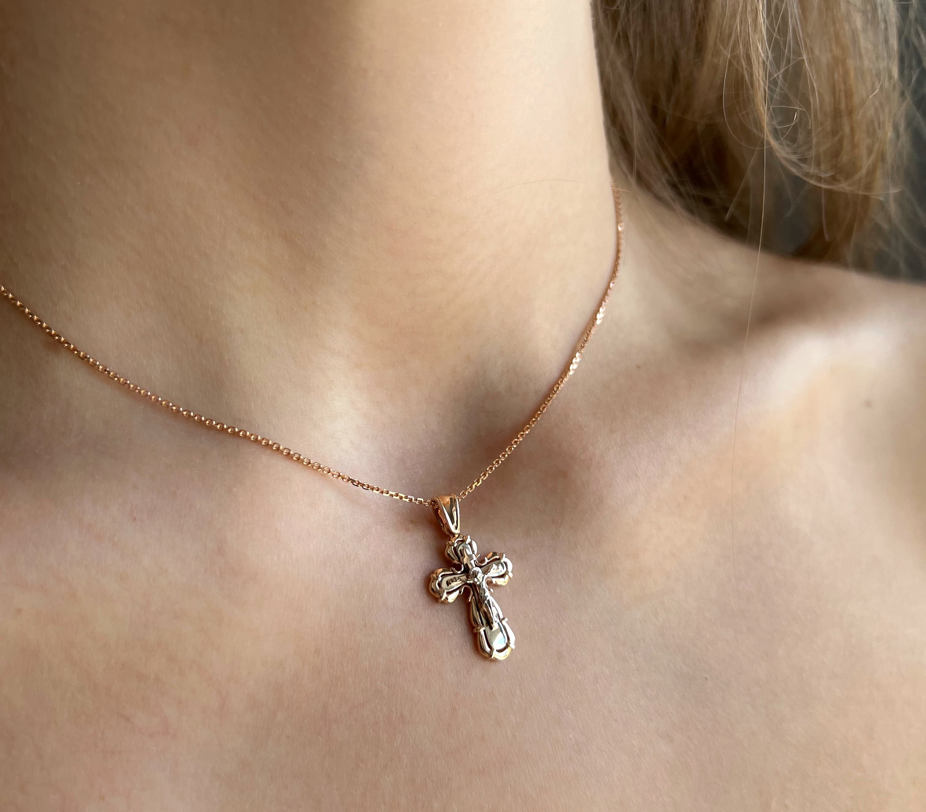 Хрестик з комбінованого золота 305-0973