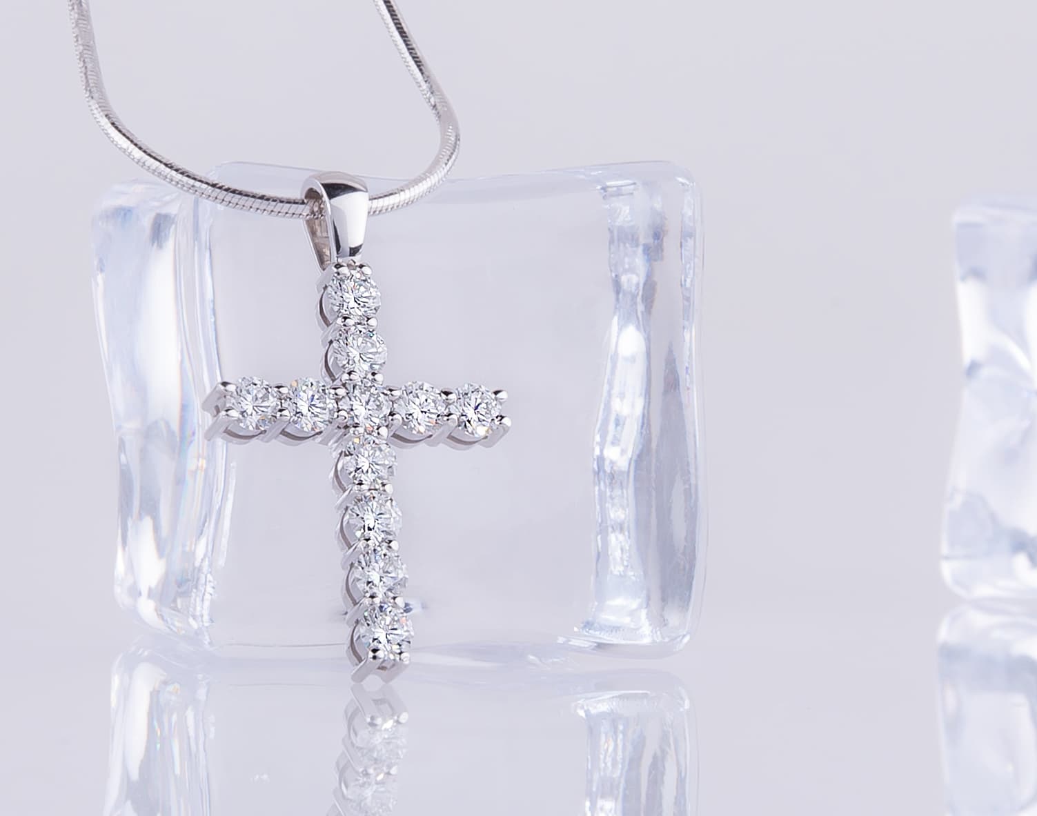 Хрестик з діамантами "Brillare" з білого золота 225-0742,03