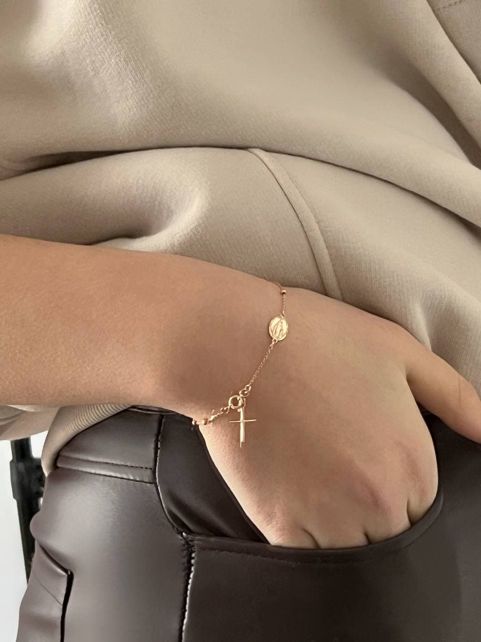 Золотий браслет-вервиця з хрестиком та медальйоном Богородиці (16,5-17,5)