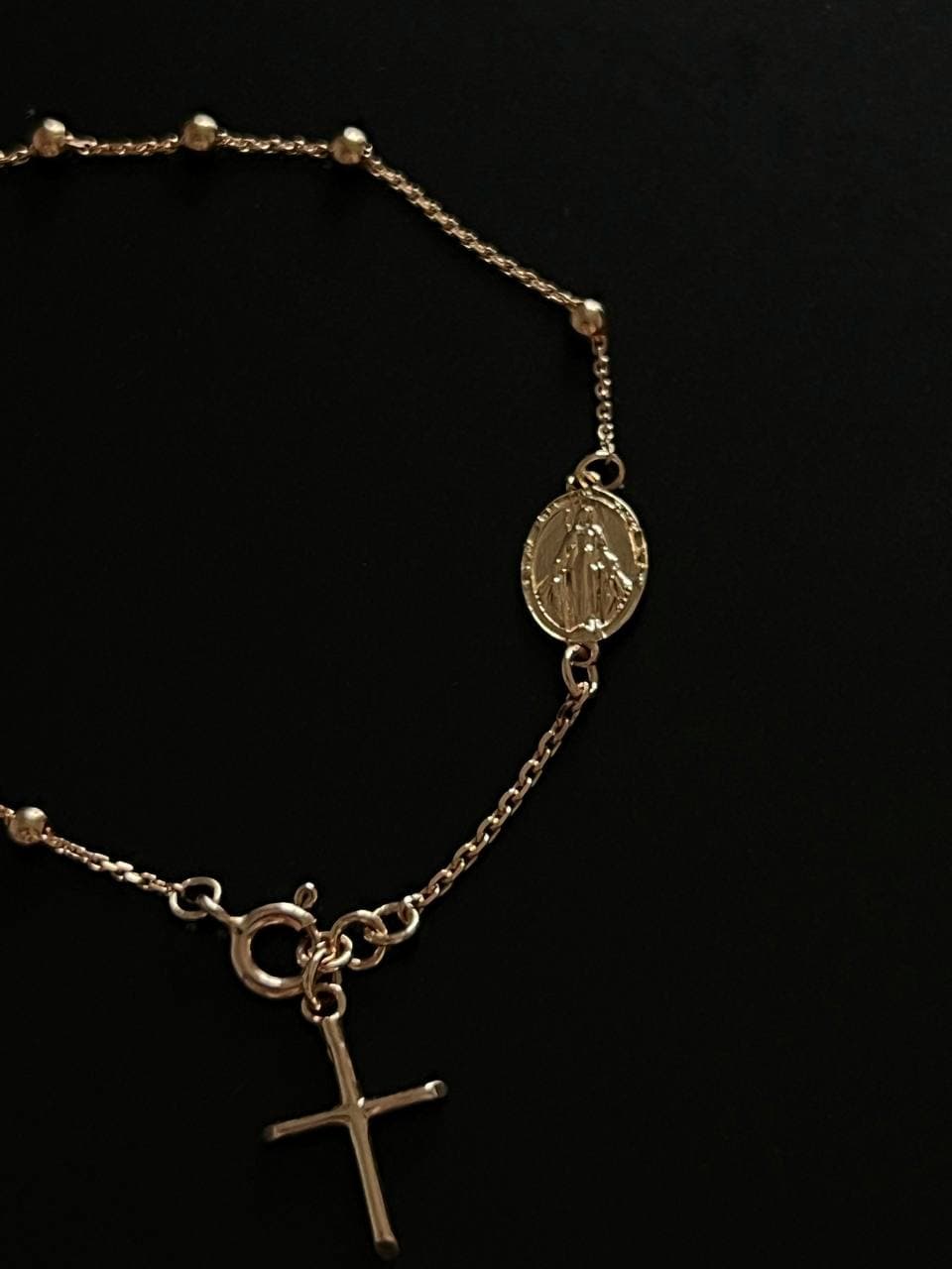 Золотий браслет-вервиця з хрестиком та медальйоном Богородиці (16,5-17,5)