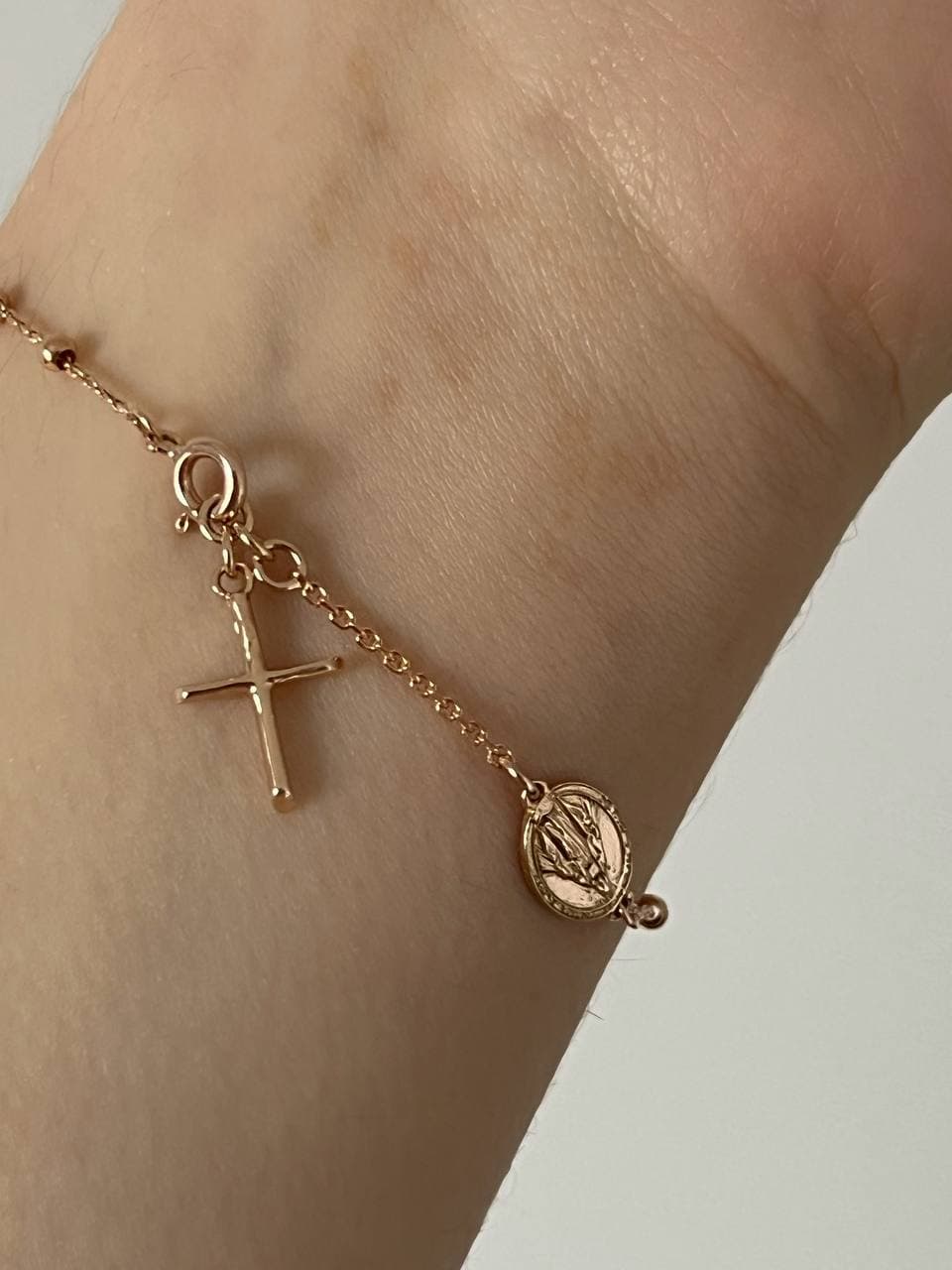 Золотий браслет-вервиця з хрестиком та медальйоном Богородиці (16,5-17,5)