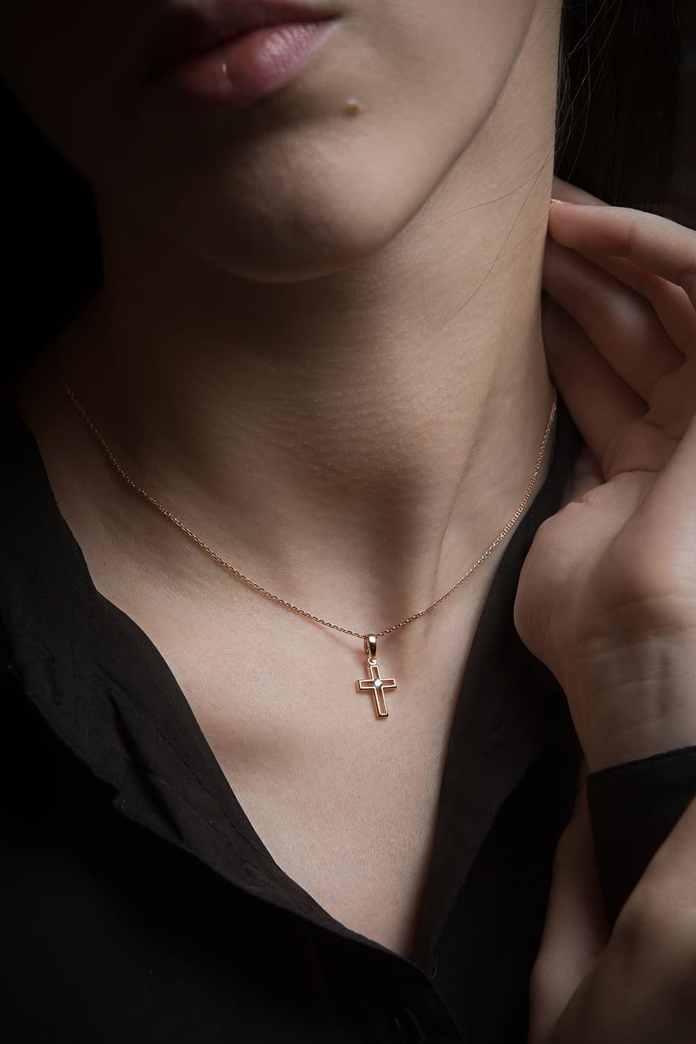 Хрестик з діамантом "Цілунок неба" з червоного золота 115-0704