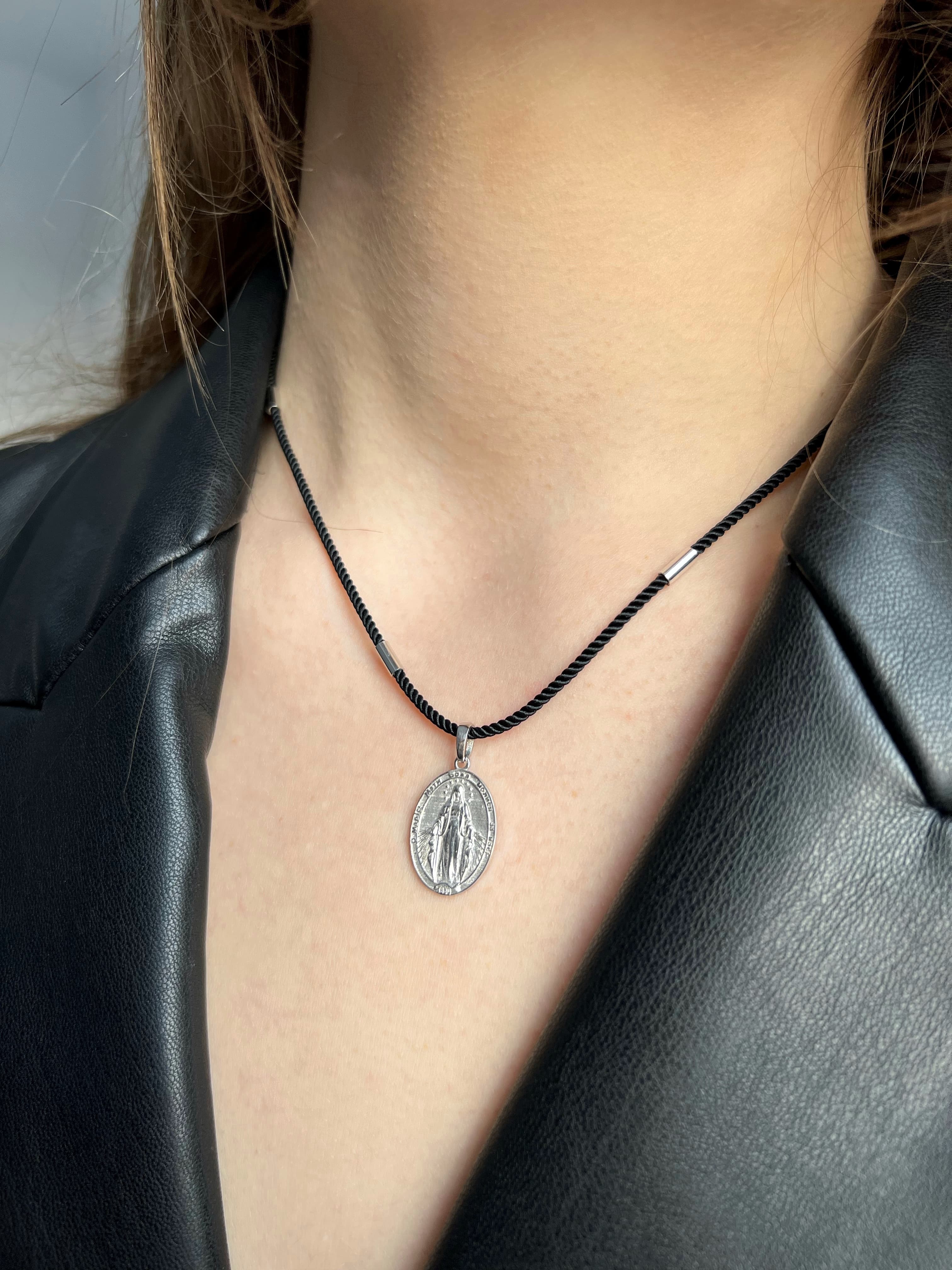 Медальйон Матері Божої Непорочного Зачаття з білого золота