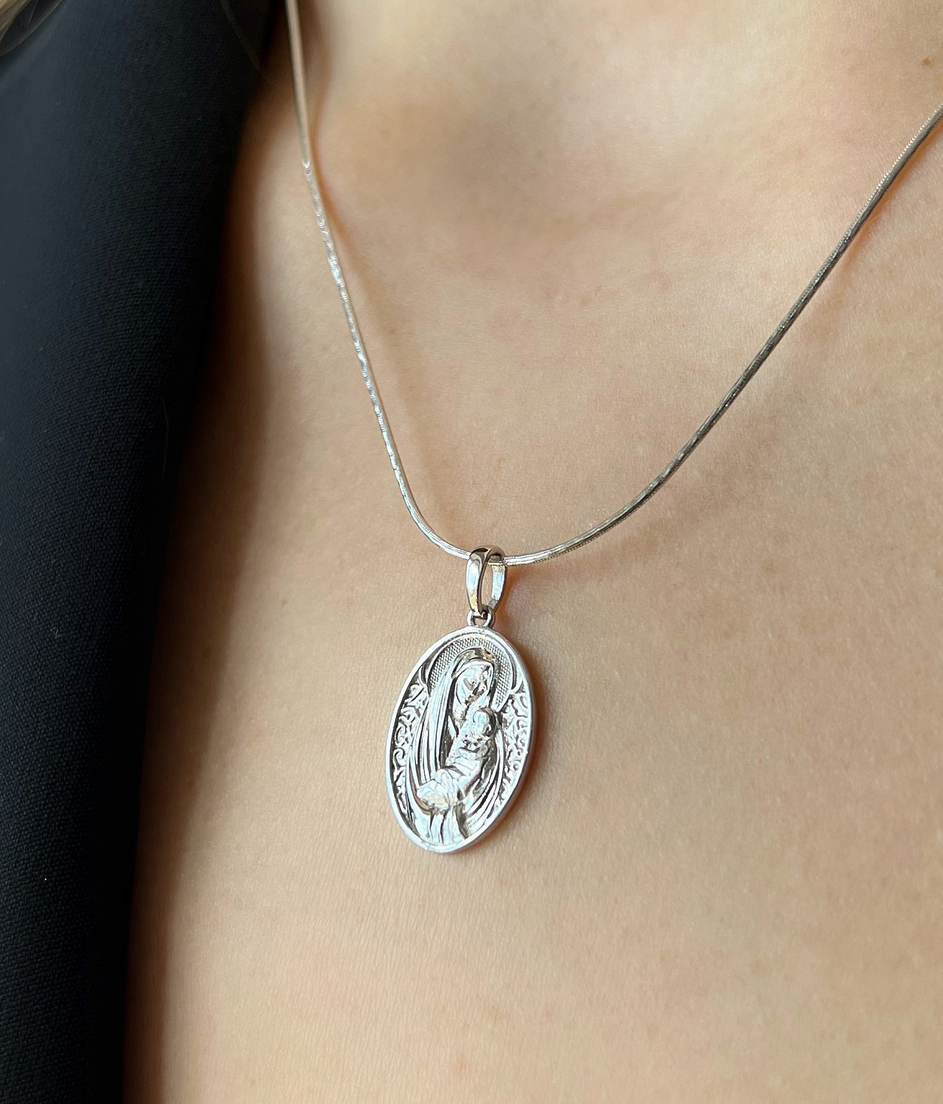 Медальон Богородиці з молитвою Псалом 90 з білого золота