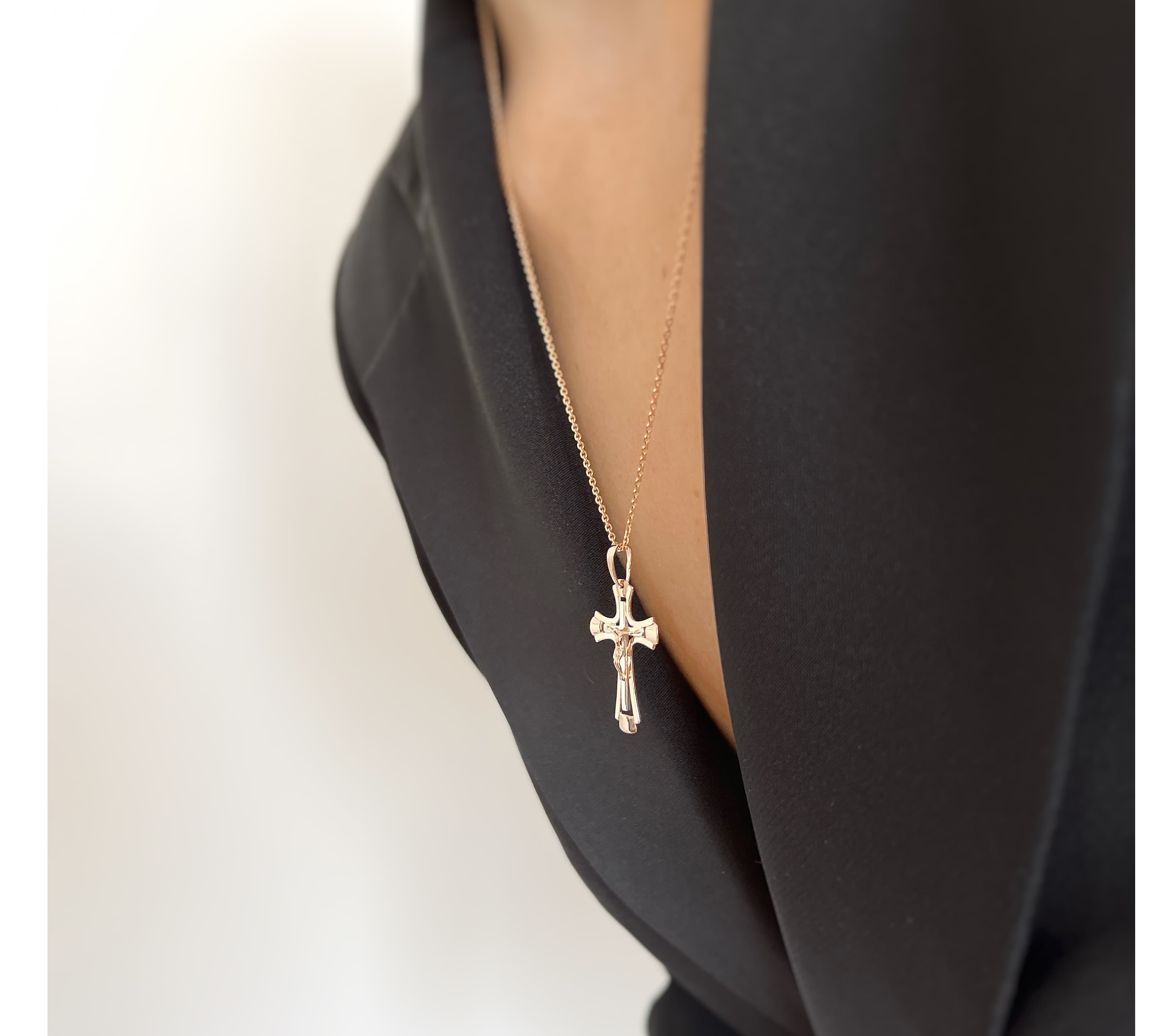 Хрестик з розп'яттям з комбінованого золота 305-0717