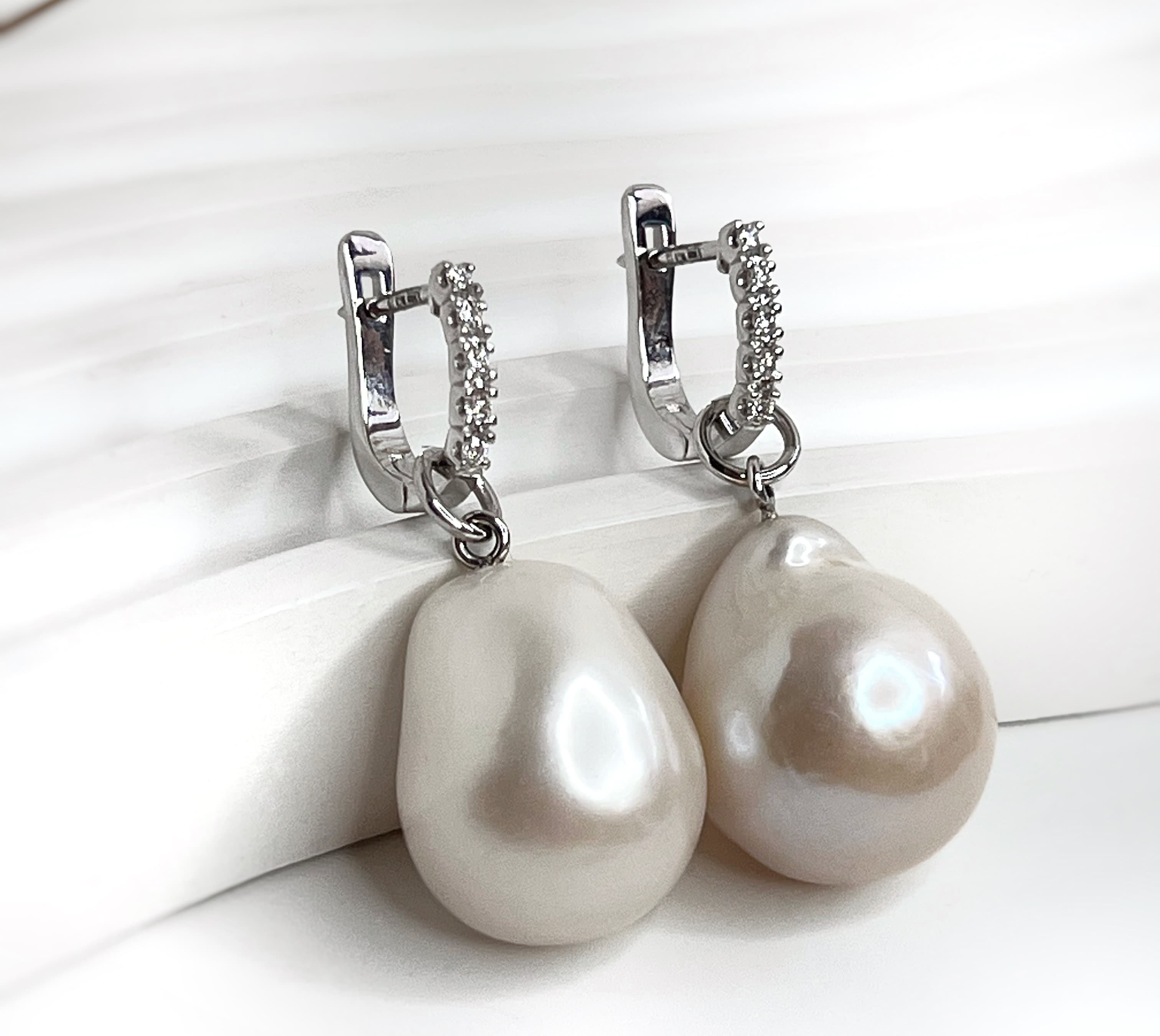 Сережки з перлинами барокко та дімантами з білого золота