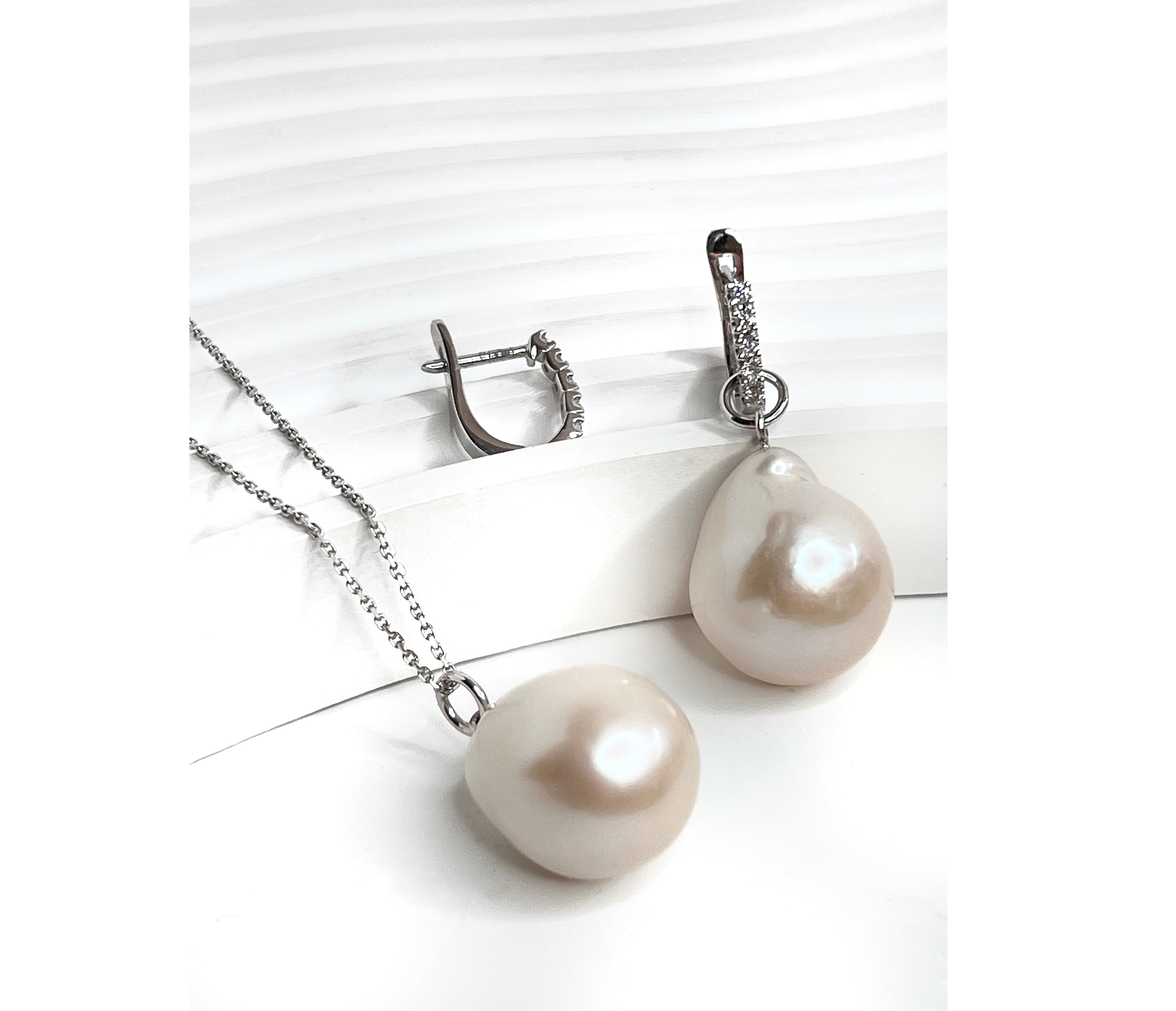 Сережки з перлинами барокко та дімантами з білого золота