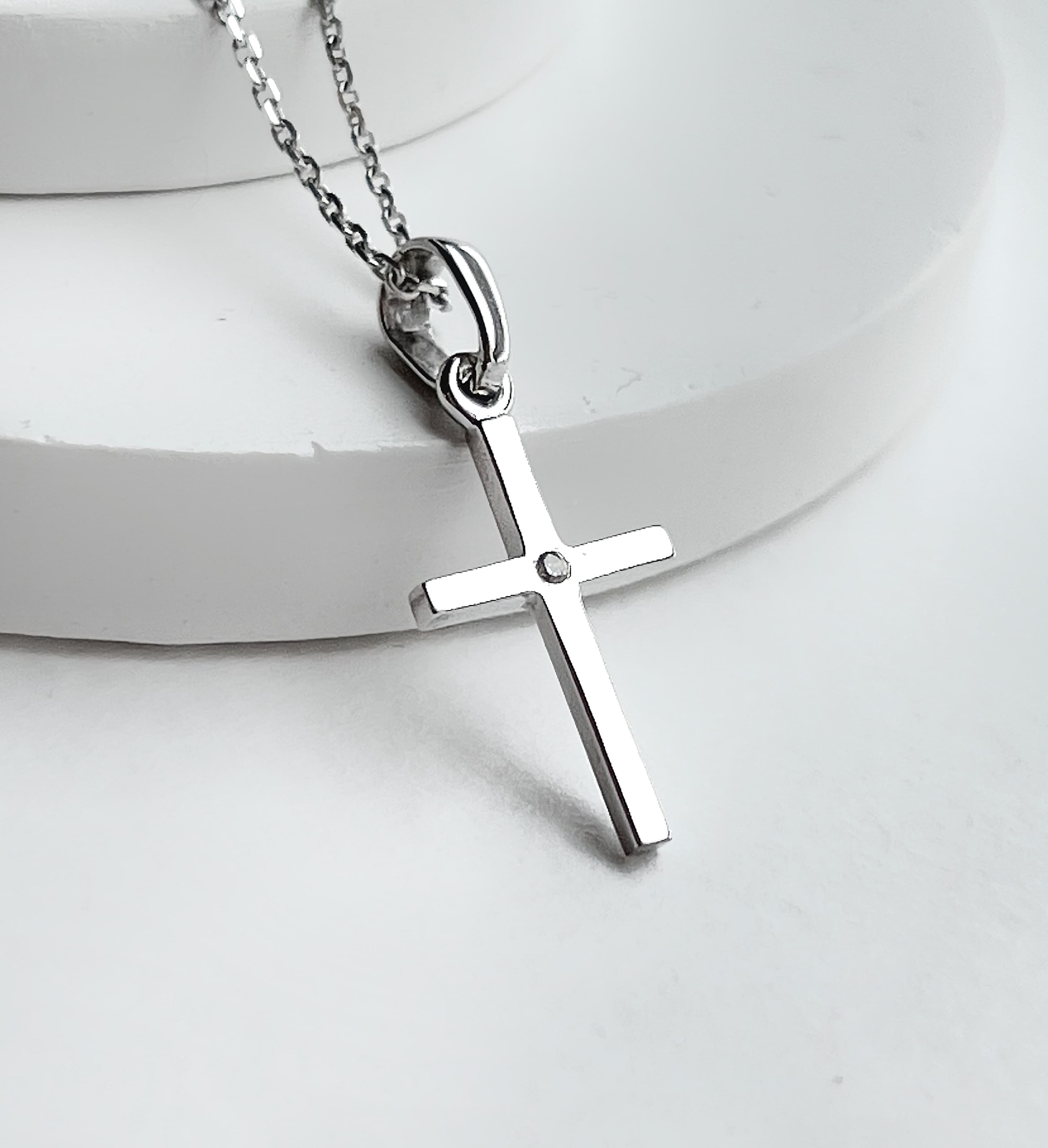 Хрестик з діамантом з білого золота 215-0923