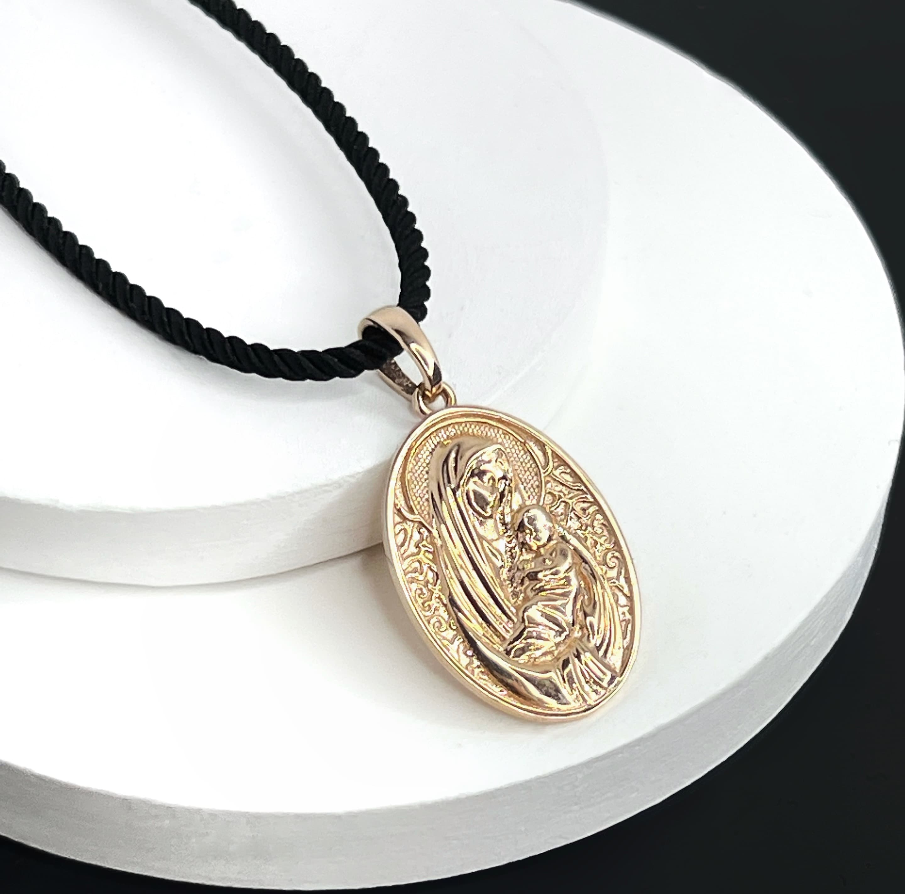 Медальон Богородиці з молитвою Псалом 90 з червоного золота